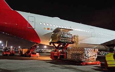 El Corredor Aéreo Sanitario trae en su séptimo envío 800.000 mascarillas y 500.000 guantes de protección